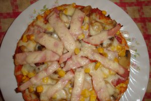 Pizza cu porumb si sunculita taraneasca