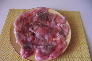 Rulouri din piept de pui cu bacon