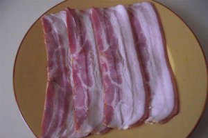 Rulouri din piept de pui cu bacon
