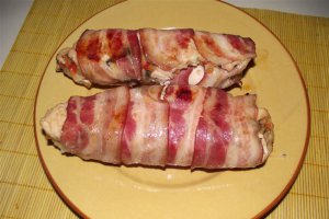 Rulouri din piept de pui cu bacon