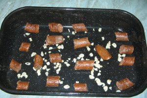 Cartofi si carnati afumati la cuptor