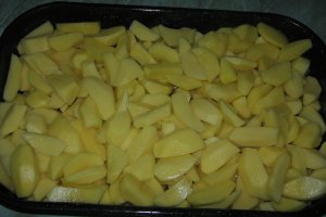 Cartofi si carnati afumati la cuptor