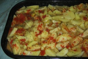 Cartofi si carnati afumati la cuptor