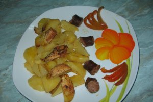 Cartofi si carnati afumati la cuptor