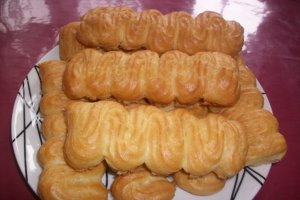 Eclere cu visine si crema de lamaie