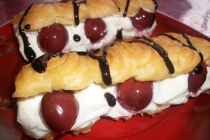 Eclere cu visine si crema de lamaie