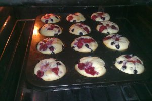 Muffins sau briose cu fructe de padure asortate