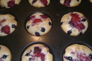 Muffins sau briose cu fructe de padure asortate