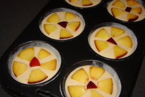 Briose cu nectarine, gem si nuci