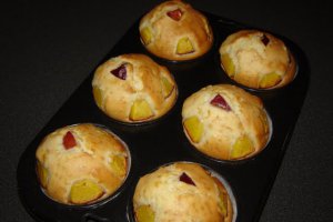 Briose cu nectarine, gem si nuci