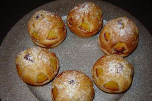 Briose cu nectarine, gem si nuci