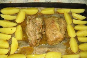 Friptura cu cimbru si patatas bravas