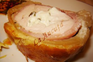 Piept de pui cu crema de branza si foietaj