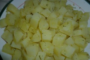 Cartofi natur cu maioneza si aripioare crocante