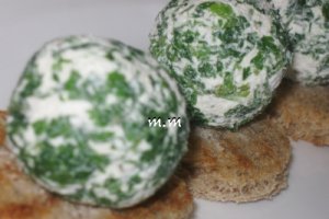 Bilute de branza de capra cu patrunjel verde