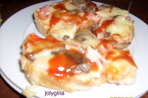 Pizza din felii de  paine