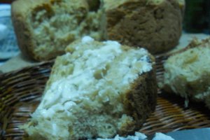 Paine de casa cu masline si rosii uscate la soare
