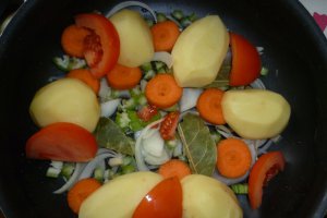 Pulpa de vitel cu legume la cuptor