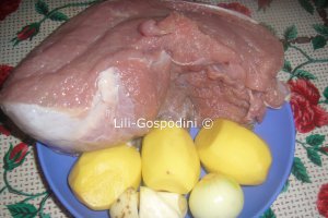 Chiftelute de vitel cu pilaf si sos de rosii cu busuioc