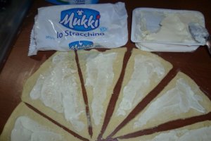Cornuri sarate cu branza si sunca