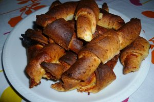 Cornuri sarate cu branza si sunca