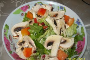 Salata de legume, ciuperci si cascaval