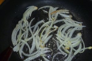 Pulpe de pui inabusite cu cartofi in suc alla bolognese