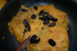 Pulpe de pui inabusite cu cartofi in suc alla bolognese