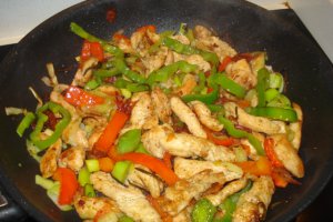 Pui cu legume pe pat de cus cus