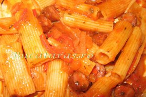 Rigatoni cu carnaciori si suc de rosii