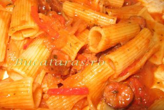 Rigatoni cu carnaciori si suc de rosii