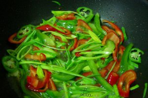 Pulpe de pui cu ciuperci si legume colorate