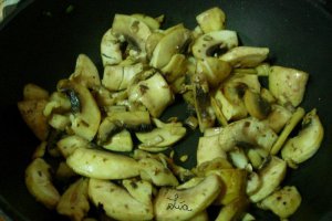 Pulpe de pui cu ciuperci si legume colorate