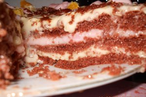 Tort cu crema de lamaie si budinca de capsuni