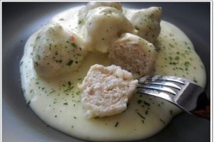 Perisoare de pui in sos bechamel