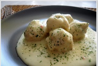 Perisoare de pui in sos bechamel