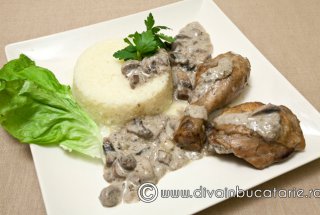 Pui cu sos de ciuperci si vin