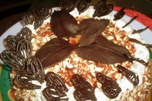 Tort cu crema de zahar ars si migdale caramelizate
