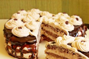 Tort cu caramel si ciocolata
