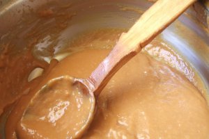 Tort cu caramel si ciocolata