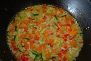 Orez prajit cu omleta si legume