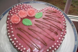 Tort inima de cacao cu cirese si crema de vanilie