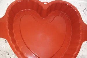 Tort inima de cacao cu cirese si crema de vanilie