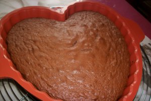 Tort inima de cacao cu cirese si crema de vanilie