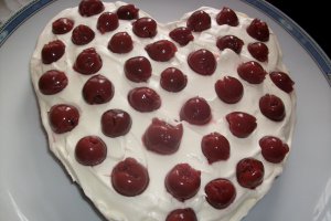 Tort inima de cacao cu cirese si crema de vanilie