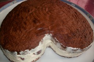 Tort inima de cacao cu cirese si crema de vanilie