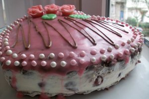 Tort inima de cacao cu cirese si crema de vanilie