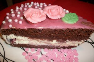 Tort inima de cacao cu cirese si crema de vanilie