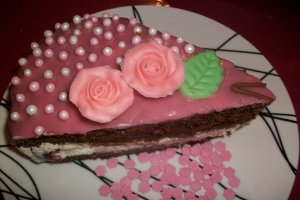 Tort inima de cacao cu cirese si crema de vanilie