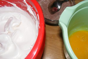 Tort cu crema de banane si mousse de ciocolata
